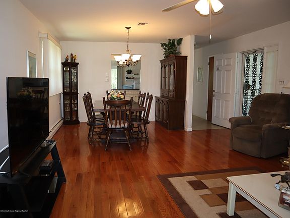 5th image of 8 Harrington Dr S