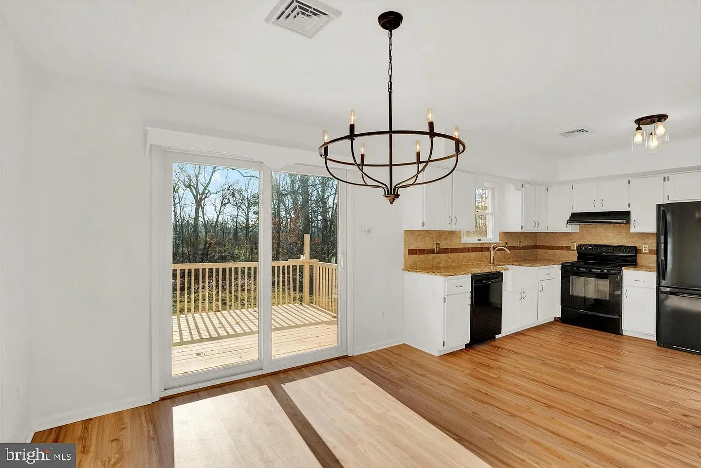 3 bed, 2.0 bath, 2288 sqft, $3,000 — Photo 3