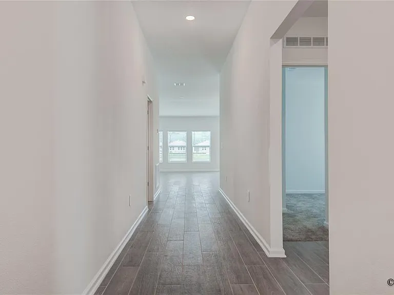 1490 Brentwood Dr — Photo 3
