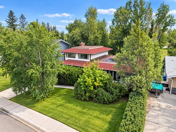24 SW Mapleglade Close SE, Calgary, AB T2J 2G9