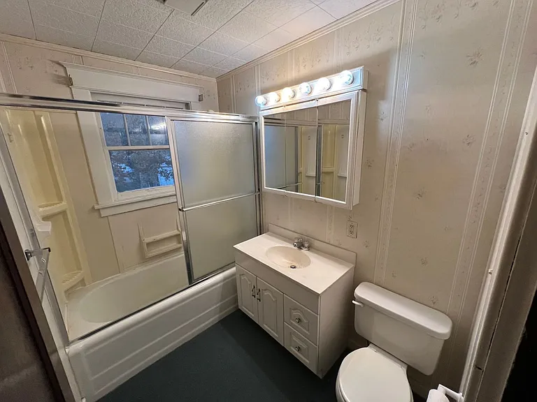 825 N Broadway Ave. — Photo 27