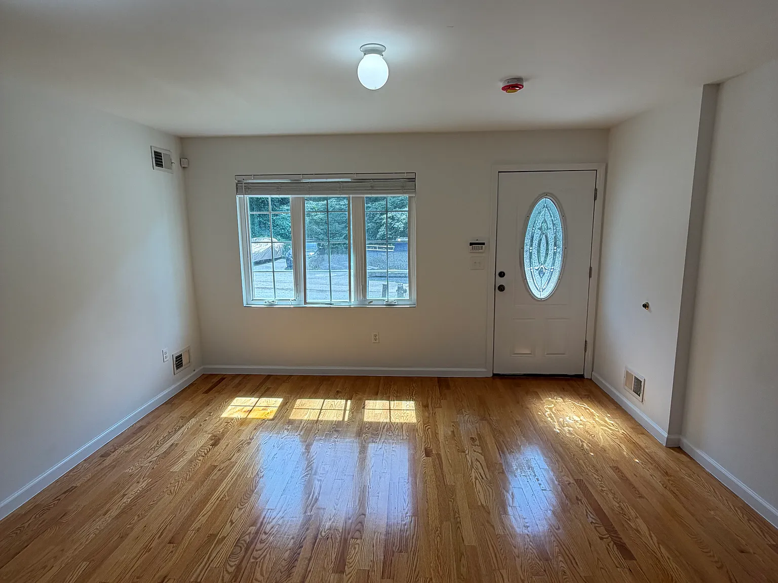 3 bed, 1000 sqft, $3,000 — Photo 2