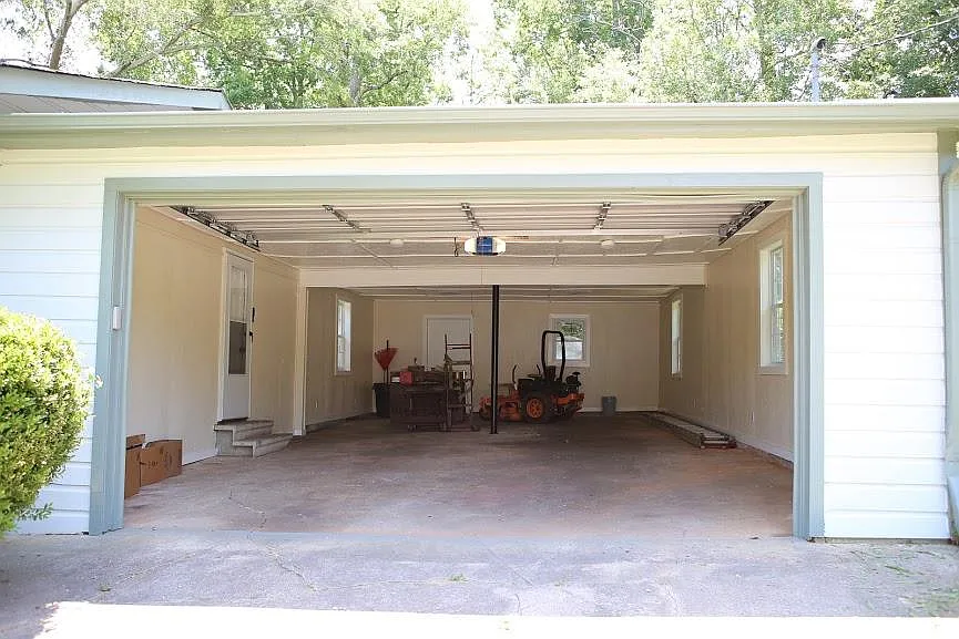 555 Richland St — Photo 2