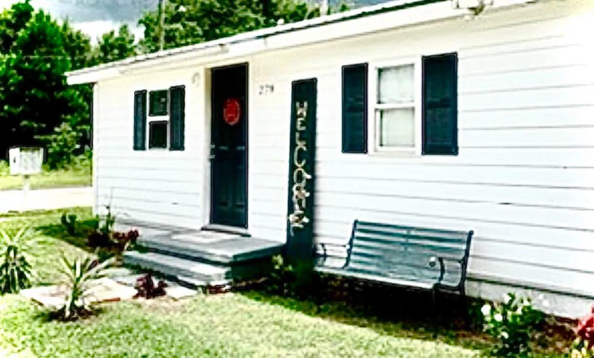 278 NE Ark Pl — Photo 1