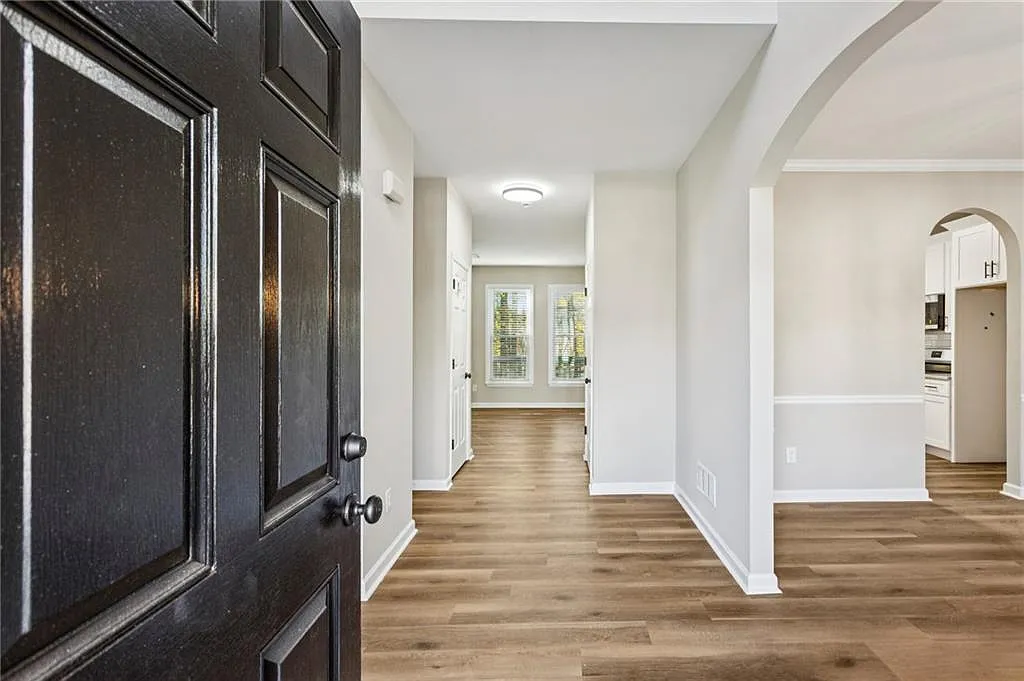 5 bed, 3.0 bath, 2556 sqft, $2,950 — Photo 3