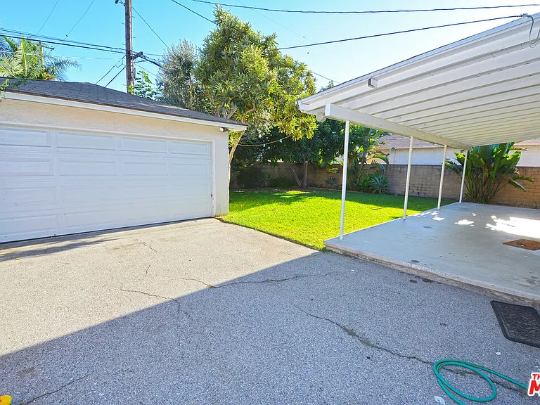 12944 Haynes St — Photo 37