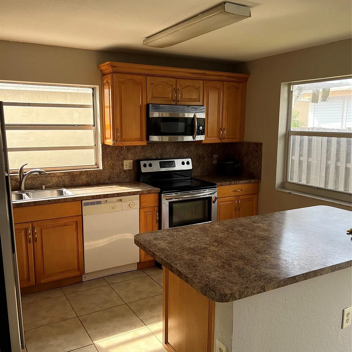 3 bed, 2.5 bath, 1660 sqft, $3,200 — Photo 3