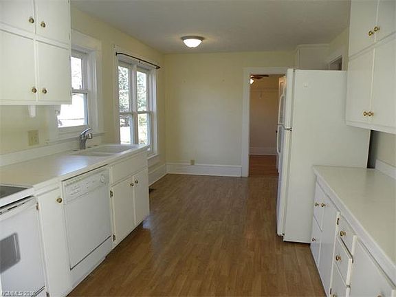 4th image of 636 Camelot Dr