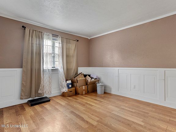4th image of 2124 Chestwood Dr