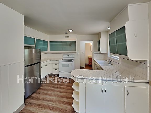 5th image of 869 S Foothill Dr