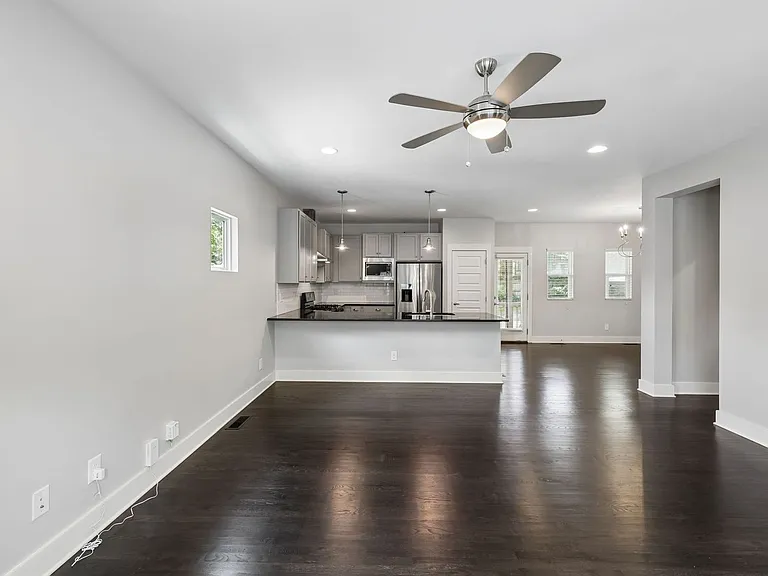 906 Smiley St — Photo 48