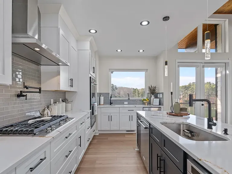 704 Russell St — Photo 16