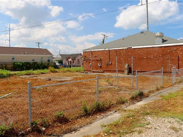 8841 Olive St, New Orleans, LA 70118