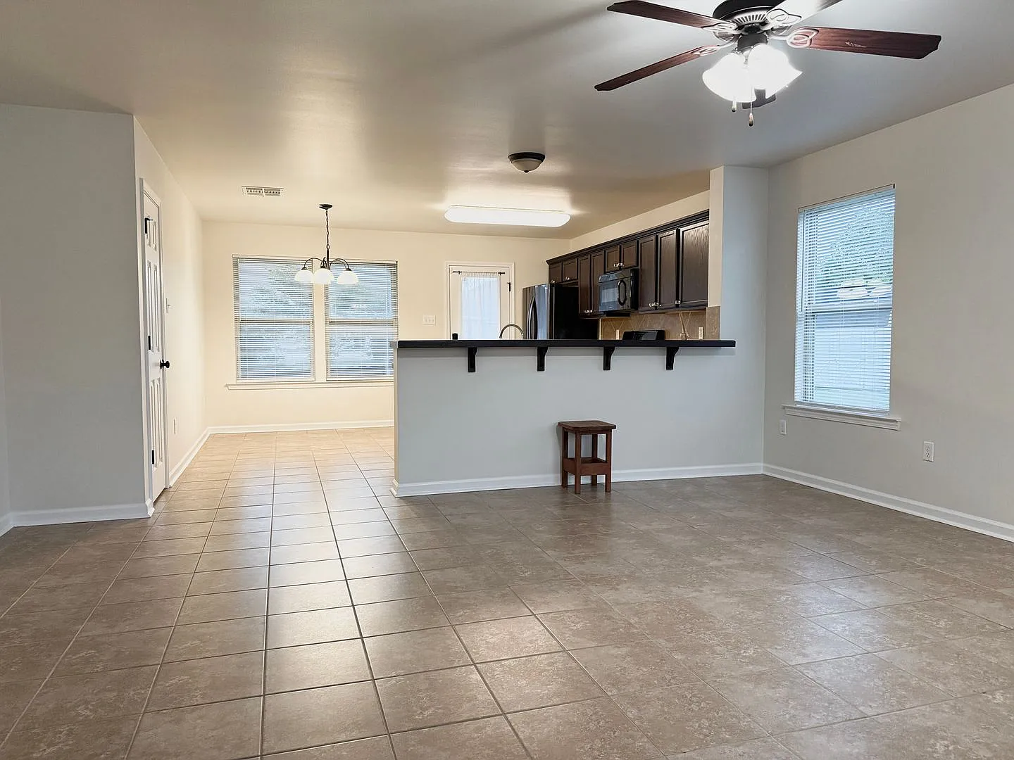 Beautiful 3 Bedroom Home In Prairieville — Photo 3