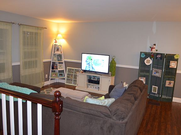 3rd image of 15753 Oak Ln