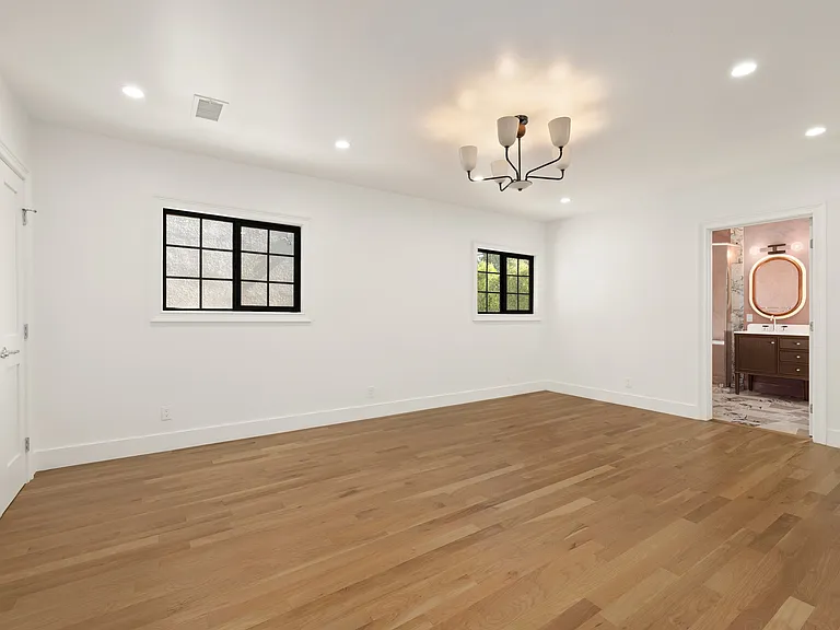 211 S Formosa Ave — Photo 13