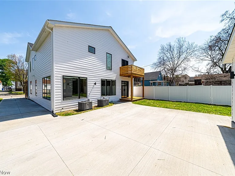 1440 W 57th St — Photo 44