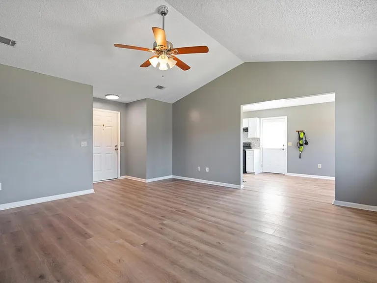 756 Melissa Dr — Photo 8