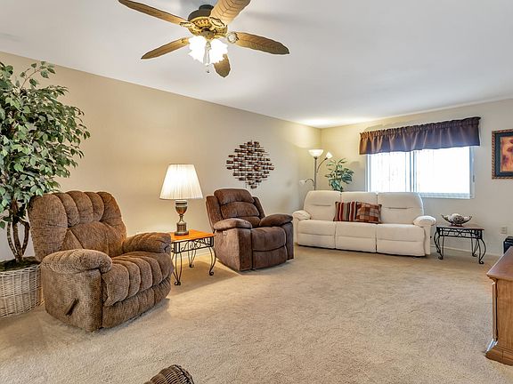 Like-new furnishings and decor.