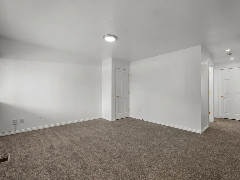 370 W 400 N #9 — Photo 4