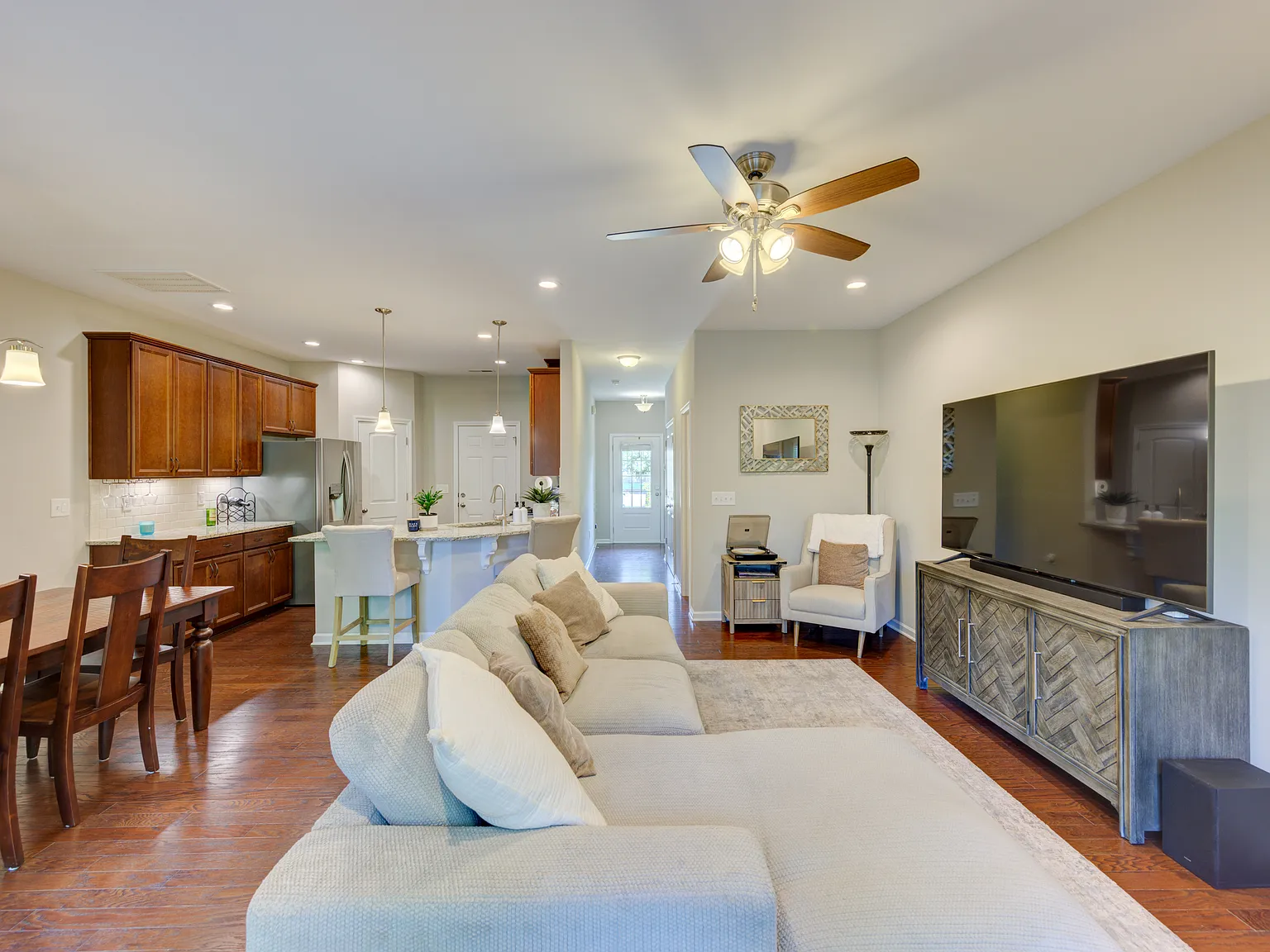 3 bed, 2.5 bath, 1642 sqft, $2,100 — Photo 3