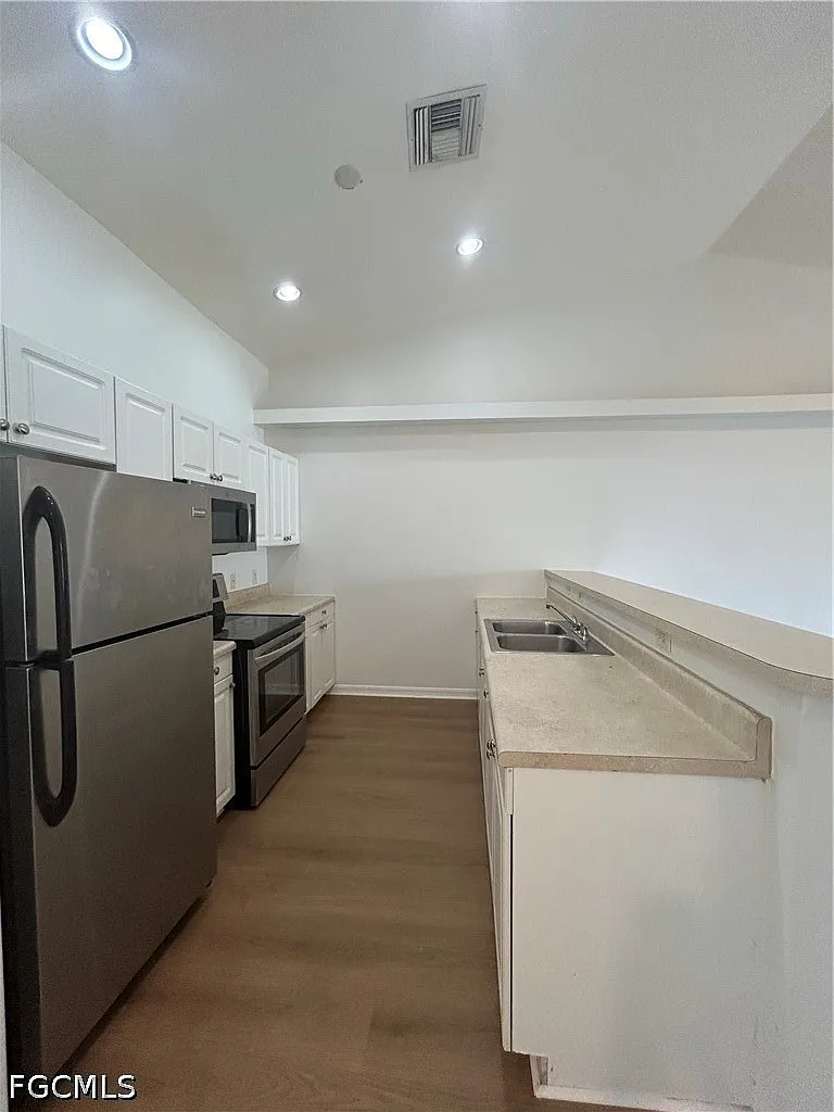 3 bed, 2.0 bath, 1099 sqft, $1,600 — Photo 3