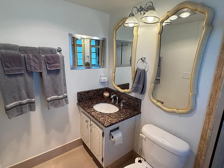 21 Newport B — Photo 14