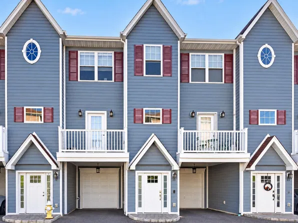 20 Hearthstone Court, Farmingdale, NY 11735
