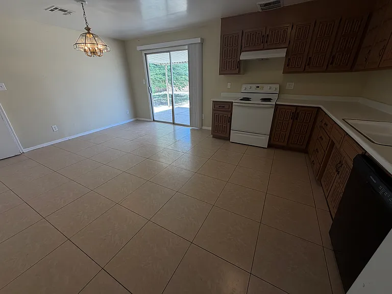 8106 W Elm St — Photo 3