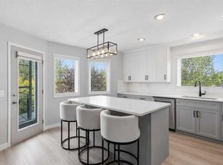 122 E Sceptre Close NW, Calgary, AB T3L1Y2