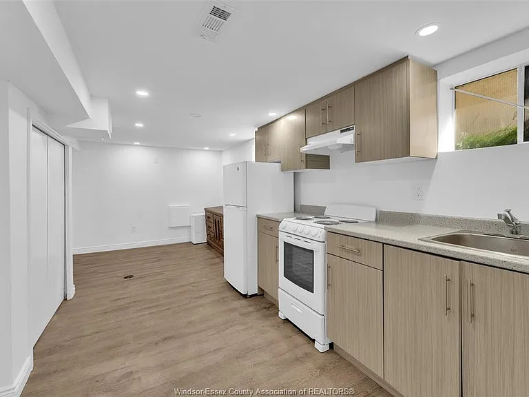 3622 Queen St — Photo 16