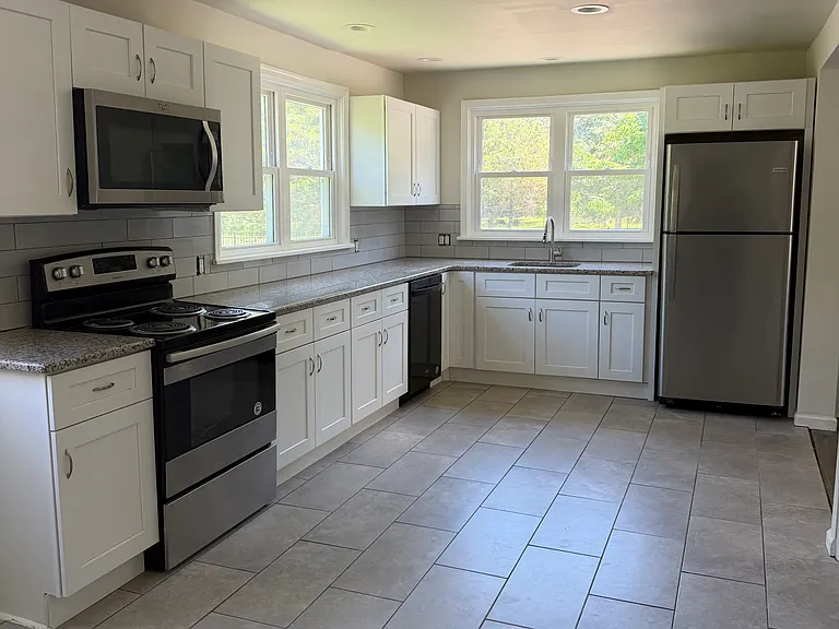 11 Willow Ave — Photo 3