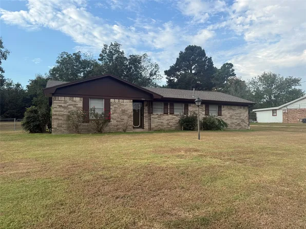 950 E Fairview St, Blossom, TX 75416
