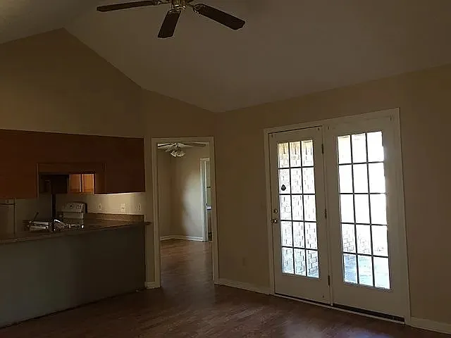 1646 Latham Ct — Photo 9
