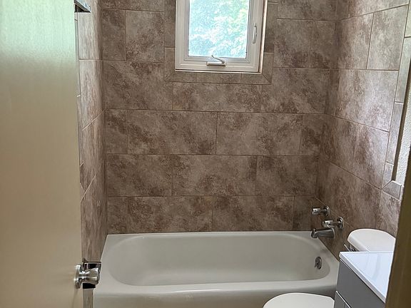 5th image of 506 NE Independence Ave APT B