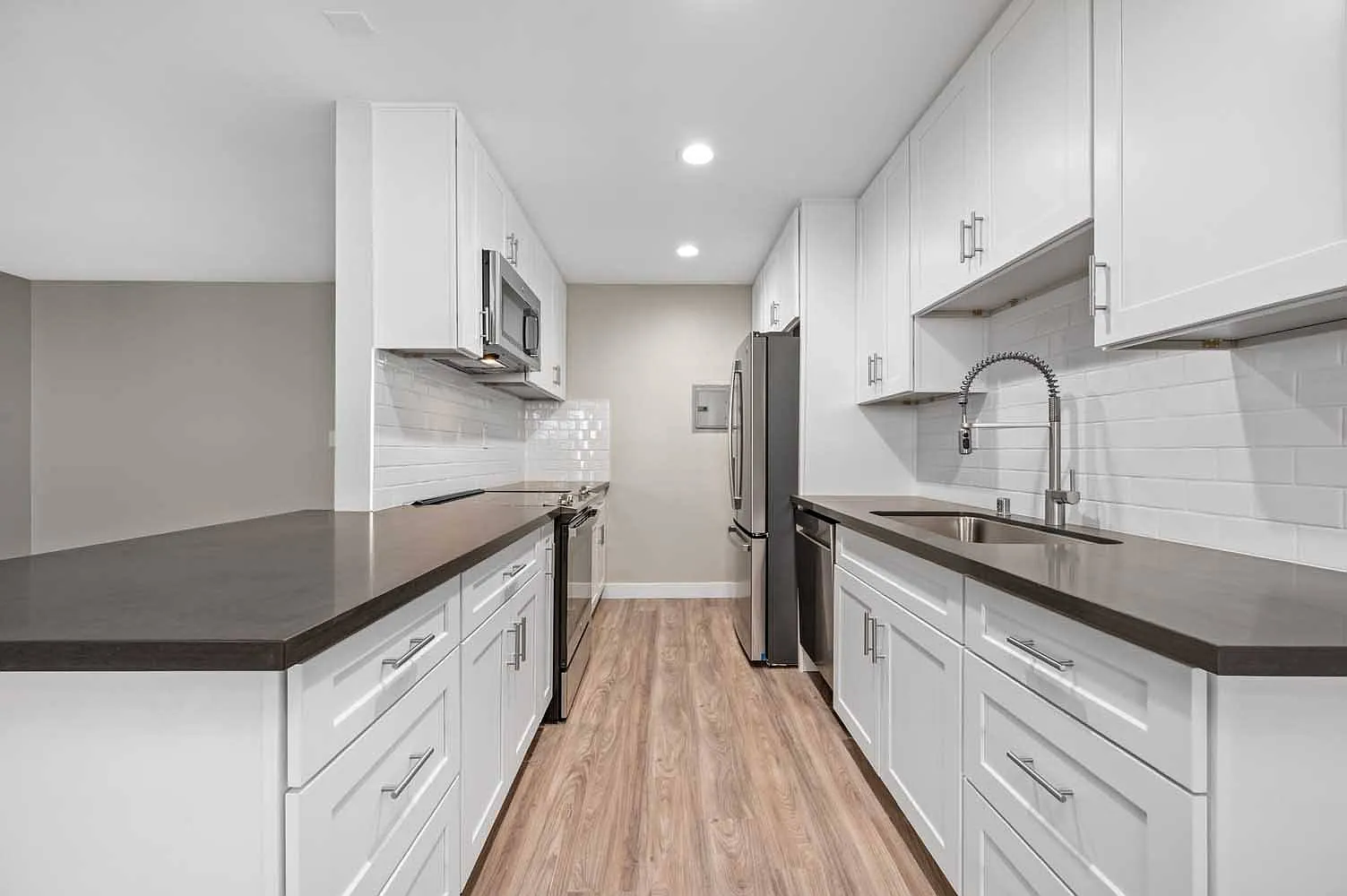 Los Robles Apartments — Photo 1