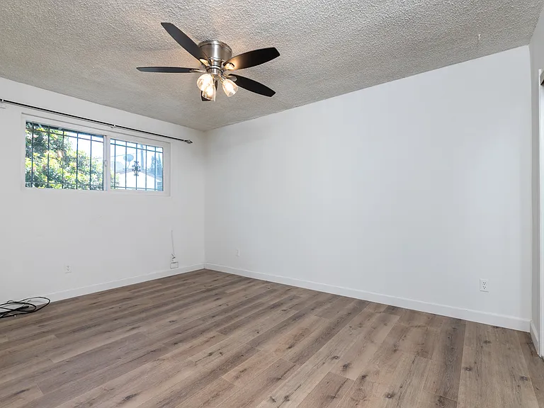 1908 Clinton St #4 — Photo 15
