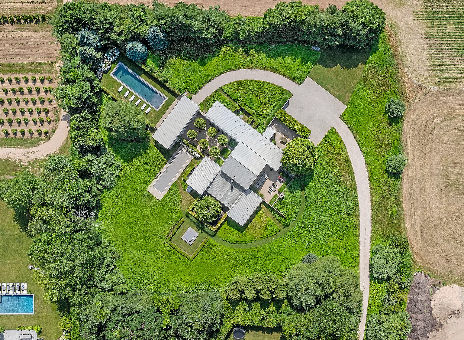 Modern Barn Compound with Bocce, Pool, Courtyard — Photo 3