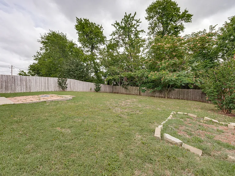 1601 Elm St — Photo 21