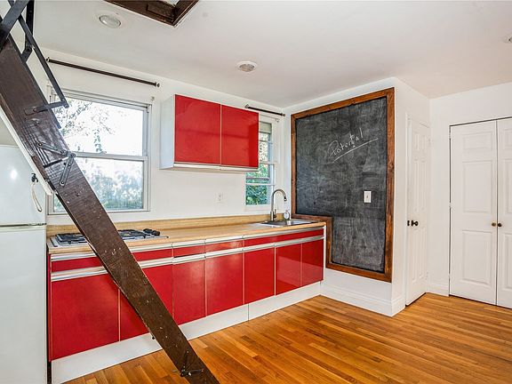 4th image of 19 Whittier Dr