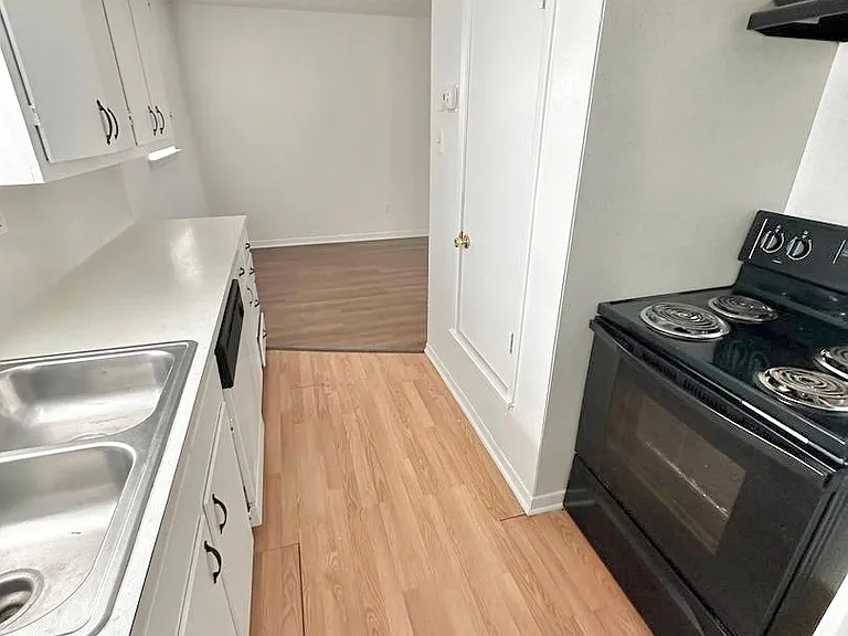 102 E Avenue A — Photo 15