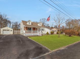 7 Lilly Ct, Moriches, NY 11955