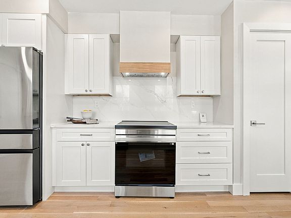 3rd image of 61 Crystal St Unit 61
