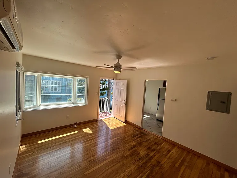 Updated Cottage in Banker's Hill — Photo 4
