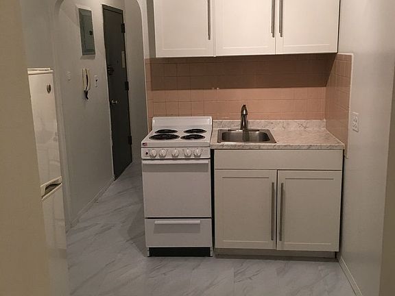 3rd image of 320 E 49th St #25