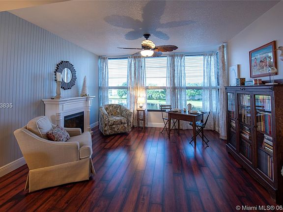 5th image of 1530 Whitehall Dr APT 406