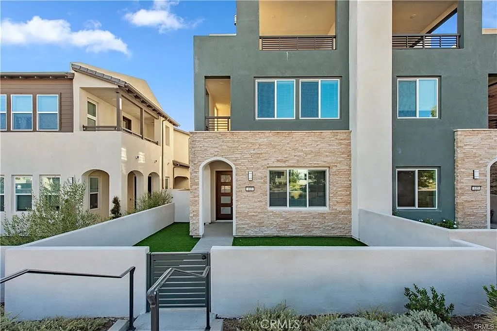 3 bed, 4.0 bath, 2687 sqft, $5,500 — Photo 1