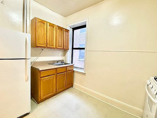 3rd image of 43-18 39th Pl #35