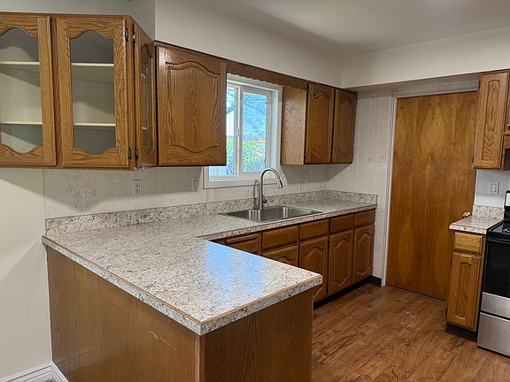 3rd image of 1208 Holly Dr
