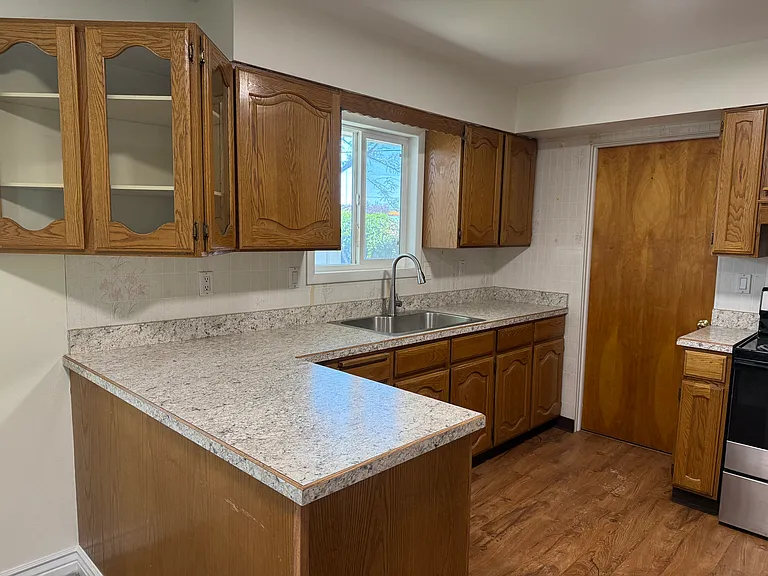 1208 Holly Dr — Photo 3